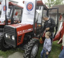 TIKA donirala traktore u Bijeljini i Janji