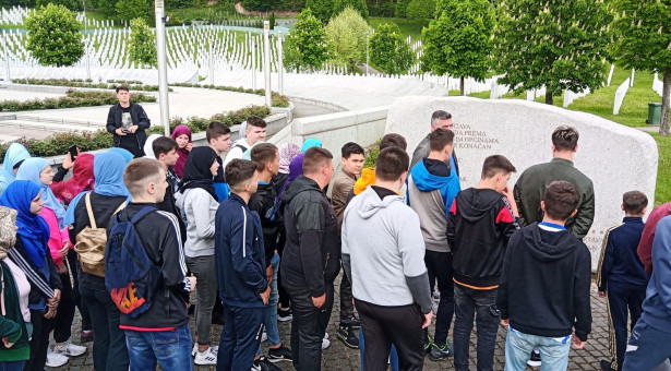 Učenici završnog razreda OŠ “Meša Selimović” obišli Memorijalni centar Potočari