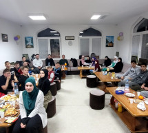 Polaznice i polaznici škole Kur'ana na zajedničkom iftaru