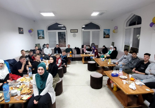 Polaznice i polaznici škole Kur'ana na zajedničkom iftaru