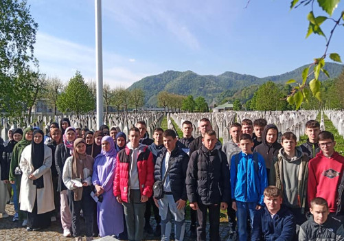 Maturanti osnovne škole iz Janje posjetili Memorijalni centar u Potočarima, Srebrenicu, Zvronik i Kula Grad