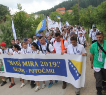 Iz Nezuka krenuo “Marš mira”: Na čelu kolone preživjeli Srebreničani