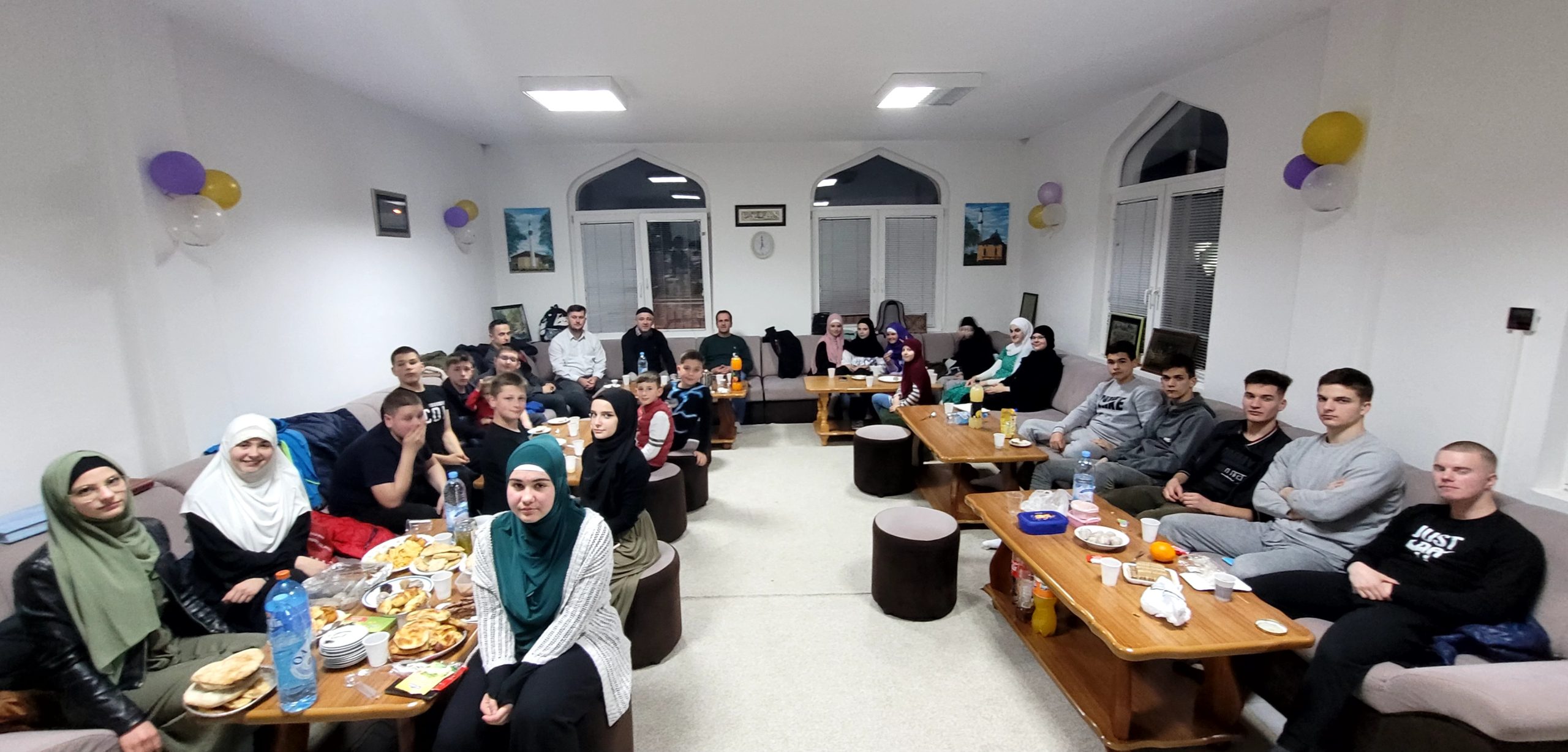 Polaznice I Polaznici škole Kur'ana Na Zajedničkom Iftaru - Medžlis ...